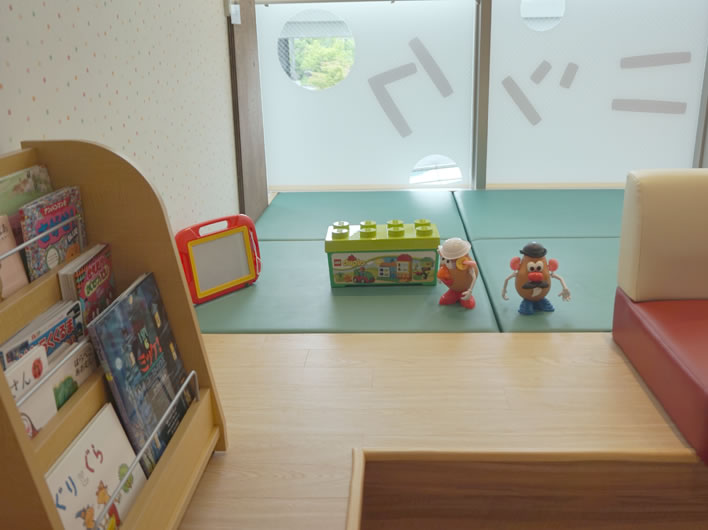 キッズコーナー（おもちゃ・本をご用意しています）